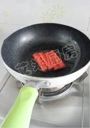 5、紫菜包饭,利用煎鸡蛋后的余油,将蟹棒煎至表面微焦