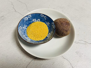 1、紫薯燕麦粥,紫薯一个、小米50g