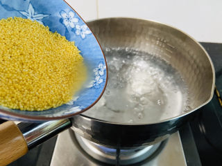 6、紫薯燕麦粥,倒入小米