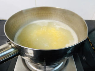 7、紫薯燕麦粥,大火煮开转中火煮五分钟