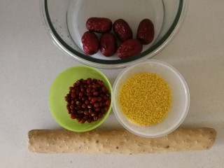1、红豆小米粥,红豆,小米,红枣,山药。
