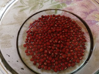 2、红豆小米粥,四分之一杯的红豆洗干净,提前泡2个小时。