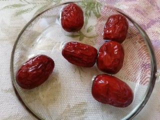 3、红豆小米粥,灰枣清水洗干净,用来煮粥甜度正好,就不用放糖啦。