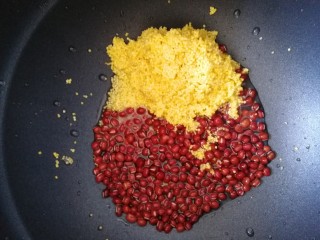 5、红豆小米粥,红豆和小米放入锅里。