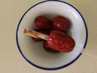 6、红豆小米粥,红枣用吸管去核,这样枣的甜香味更容易融入粥里面。