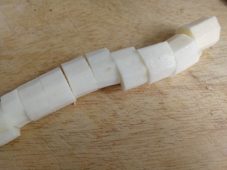 8、红豆小米粥,山药带上一次性手套去皮,切小块。(黏汁不要粘到手上,)