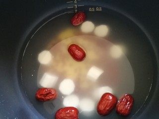 9、红豆小米粥,放入山药块儿。