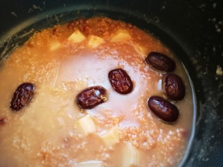 11、红豆小米粥,煮出了一层米油,好香。