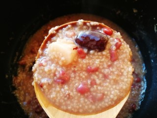 12、红豆小米粥,颗粒饱满,米香浓郁。