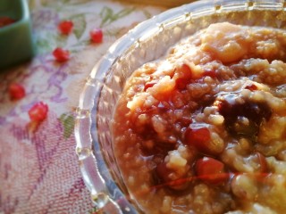 14、红豆小米粥,小米含丰富的蛋白质,脂肪,钙,磷,铁,维生素B1.B2.C。健脾养胃,促进消化,安眠明目,滋阴补血的功效。