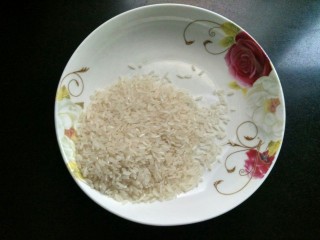 2、电饭煲  红薯棒渣粥,准备大米。