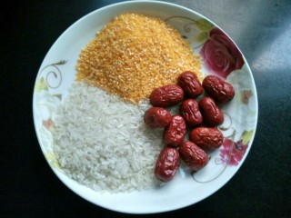 4、电饭煲  红薯棒渣粥,准备红枣。