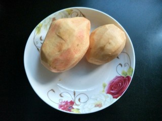 5、电饭煲  红薯棒渣粥,准备红薯，去皮洗净。