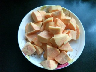 6、电饭煲  红薯棒渣粥,红薯切小块。