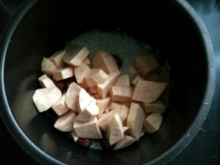 7、电饭煲  红薯棒渣粥,将所有食材倒入电饭锅内胆。