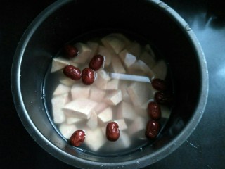 8、电饭煲  红薯棒渣粥,洗净，加适量清水。