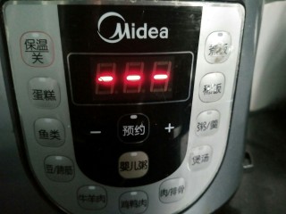 9、电饭煲  红薯棒渣粥,插电，按稀饭键，煮粥的工作交给电饭锅了。