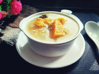 11、电饭煲  红薯棒渣粥,盛入碗中。