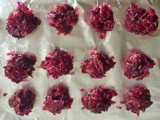 4、玫瑰鲜花饼,将冷藏过的玫瑰花馅平均分成12小份，搓圆，继续放入冰箱冷藏1小时