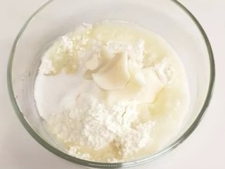 5、玫瑰鲜花饼,将油皮中的所有材料倒入盆中，混合揉成光滑的面团