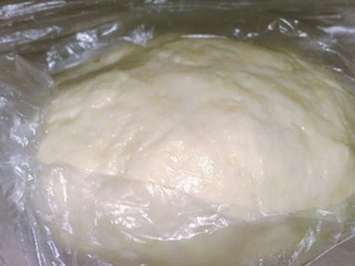 6、玫瑰鲜花饼,将揉好的油皮面团盖上保鲜膜，放在温暖处，醒30分钟