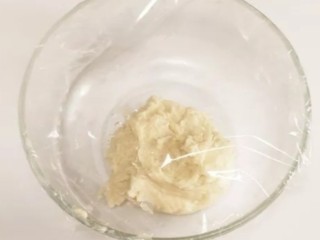 8、玫瑰鲜花饼,混匀的油酥盖上保鲜膜，放在温暖处，醒30分钟