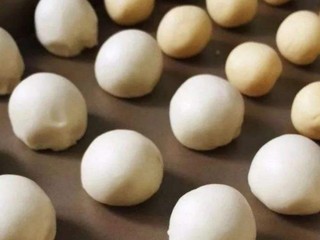 9、玫瑰鲜花饼,面团醒好后将油皮和油酥也各分成12等份，揉圆