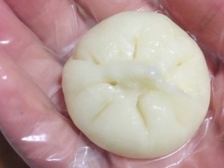 11、玫瑰鲜花饼,用手掌虎口慢慢将油皮往上推，使其完全包裹住油酥，收口处捏紧