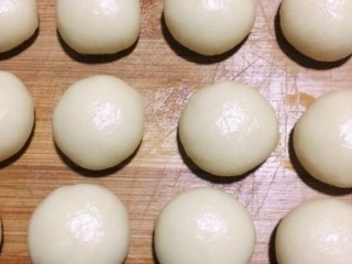 12、玫瑰鲜花饼,收口朝下放，依次将其他面团也包好