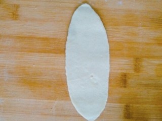 13、玫瑰鲜花饼,取一份面团，用擀面杖擀长