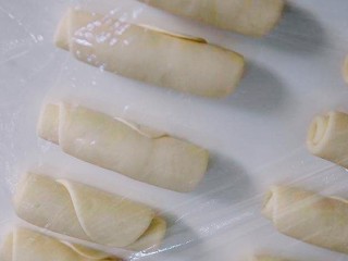 15、玫瑰鲜花饼,再次将醒好的面团擀长，卷起，盖好保鲜膜，再次醒20分钟