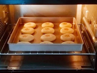 22、玫瑰鲜花饼,放入预热好的烤箱，中层，170度，烤28分钟
