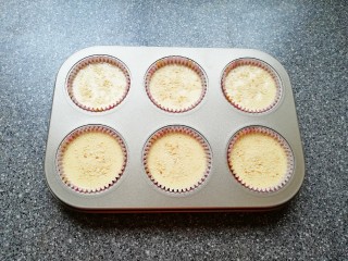 11、芝麻杯子蛋糕,撒上白芝麻。