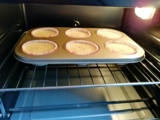 12、芝麻杯子蛋糕,送入预热好的烤箱。