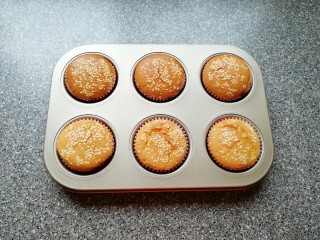 14、芝麻杯子蛋糕,出炉。