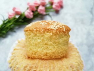 18、芝麻杯子蛋糕,撕开纸杯看看，蛋糕里面组织细腻，超级好吃哦！