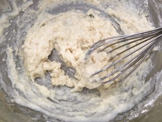 3、盆栽草莓蛋糕,搅拌均匀。