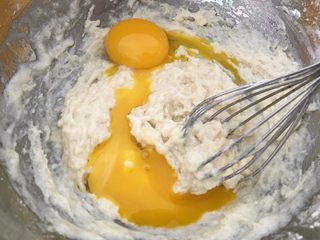 4、盆栽草莓蛋糕,加入蛋黄。