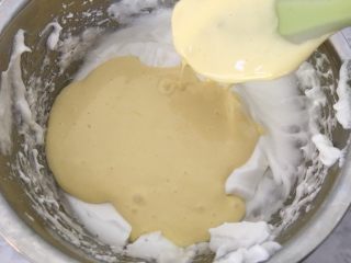 8、盆栽草莓蛋糕,然后全部倒入剩下的蛋白里。
