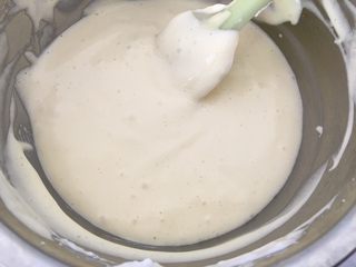 9、盆栽草莓蛋糕,全部翻拌混合。