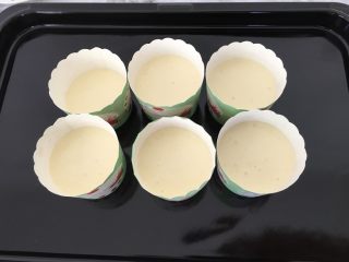 11、盆栽草莓蛋糕,挤6分满。