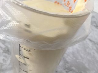 10、盆栽草莓蛋糕,装入一次性裱花袋里。