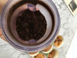 14、盆栽草莓蛋糕,奥利奥饼干去掉夹心，用料理机打成粉状。