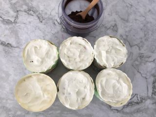 16、盆栽草莓蛋糕,杯子蛋糕上面抹一层奶油。