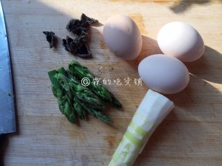 1、小炒荷包蛋,食材。