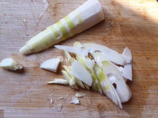 3、小炒荷包蛋,竹笋切片。