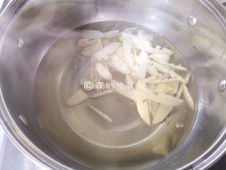 4、小炒荷包蛋,汆烫一下。