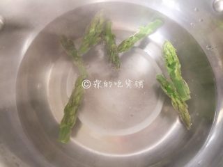5、小炒荷包蛋,水里放点点盐，把芦笋尖烫熟。