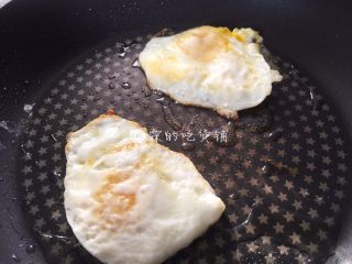 7、小炒荷包蛋,一定要煎得老老的。