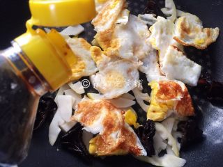 11、小炒荷包蛋,根据个人口味，添加生抽和糖。